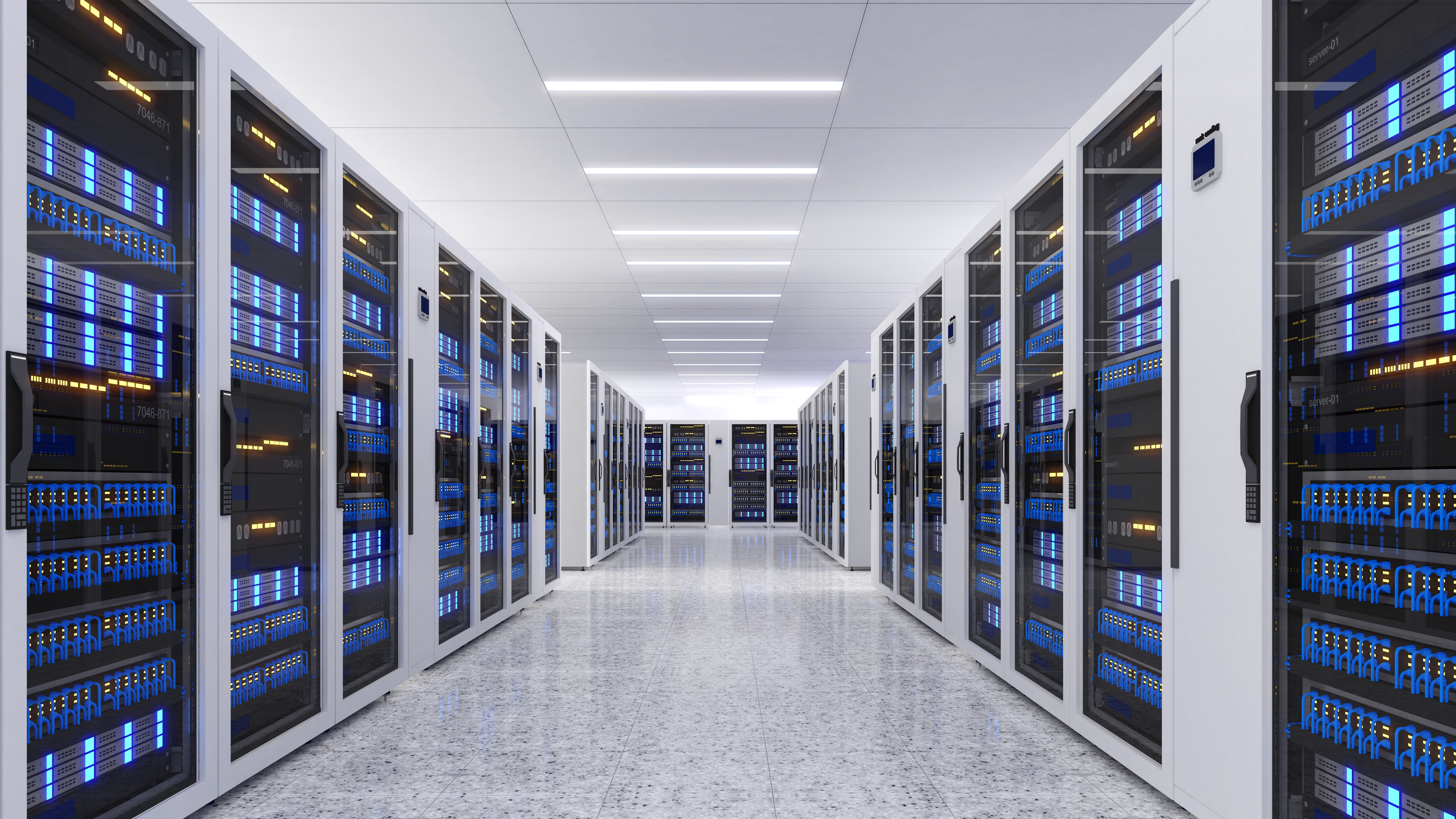 Blick in ein modernes Rechenzentrum mit mehreren Reihen beleuchteter Serverschränke und Netzwerktechnik.