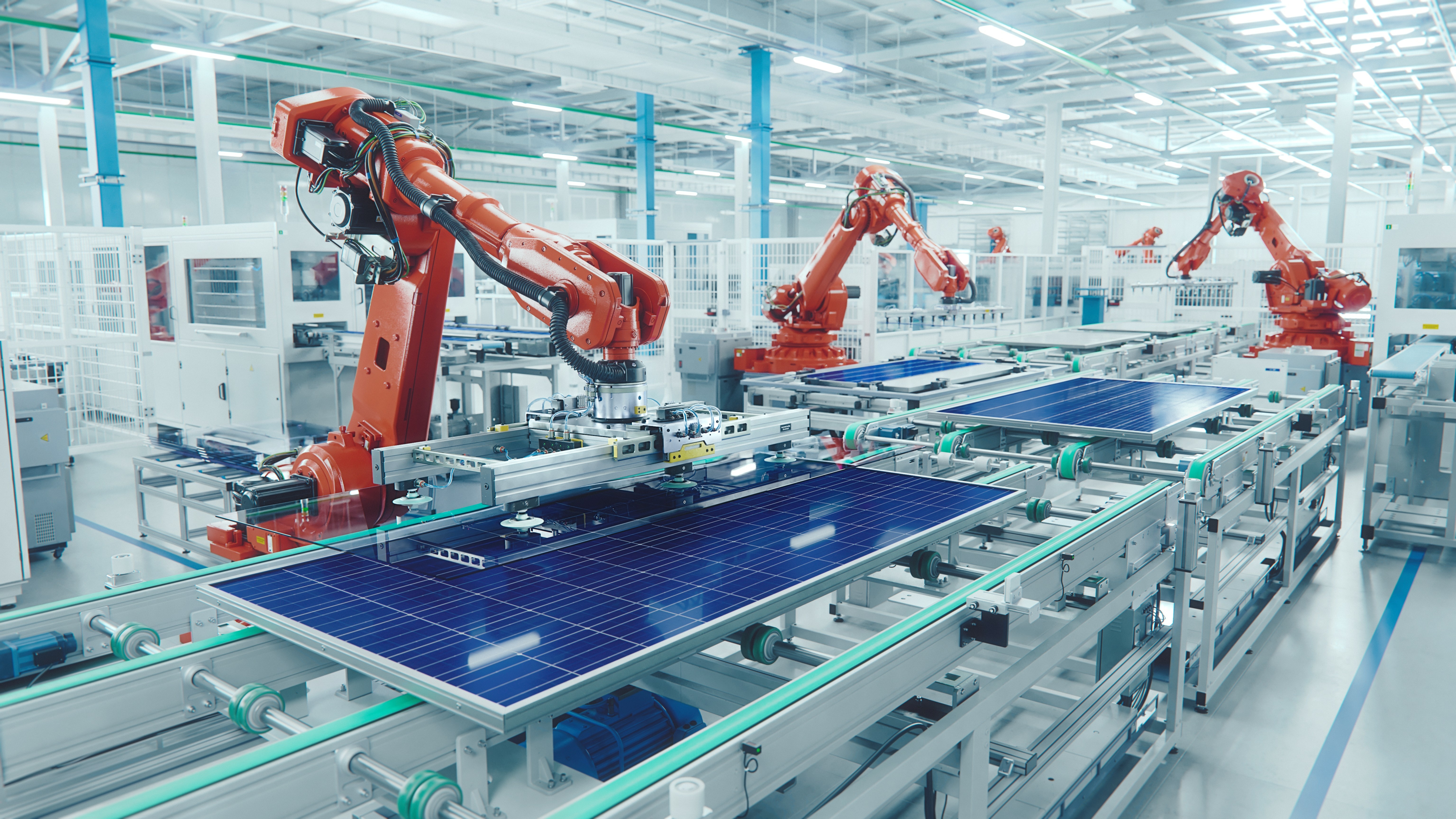 Mehrere orangefarbene Industrieroboter bearbeiten Solarmodule auf Förderanlagen in einer modernen Produktionshalle.